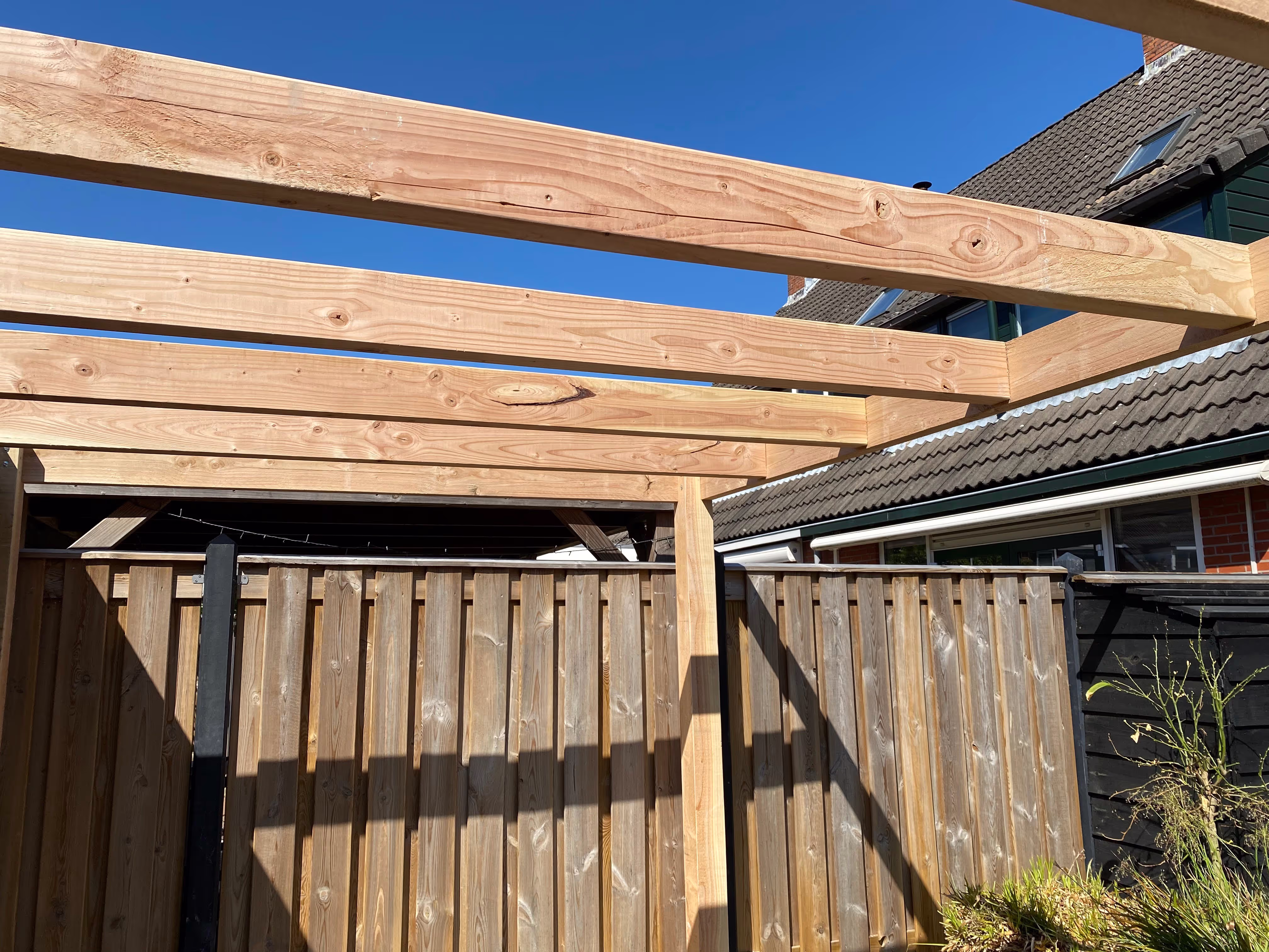 De aanbouw van een overkapping in een tuin